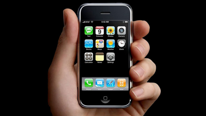Lascia il suo iPhone del 2007 per anni in una scatola: ora lo ha venduto per 63mila dollari