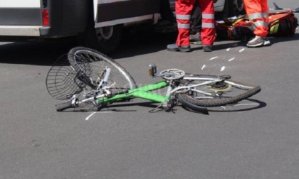 Ciclista 38enne investita e uccisa da un Tir in piazzale Loreto a Milano: è l'ennesima vittima