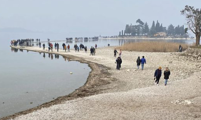 Perché l’isola ricongiuntasi con la terraferma sul Garda è un simbolo e deve preoccuparci