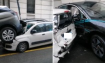 Scontro tra due auto: la Jaguar carambola su cinque vetture e le distrugge