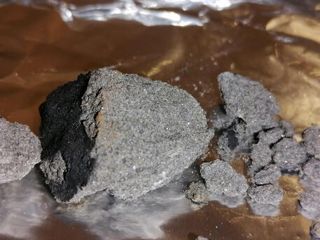 Sentono un “botto” sul balcone: escono e trovano un meteorite