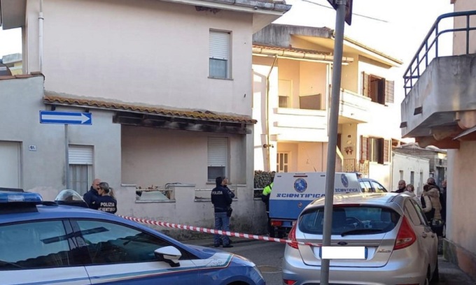 Uccide a coltellate la figlia di 13 anni e si butta dal balcone. Il corpo trovato dal padre in bagno