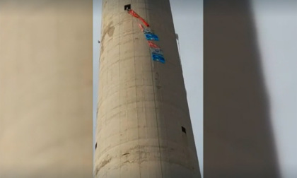 Niente più lavoro per 1500 operai: protesta su una ciminiera a 100 metri di altezza nel Sulcis