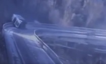 Tir precipita da un viadotto sull'Autostrada e fa un volo di 20 metri: il video