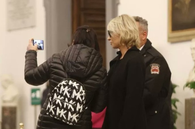 Chiedono i selfie a Maria De Filippi alla camera ardente di Maurizio Costanzo