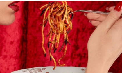 Dopo la finocchiona anche gli spaghetti all'assassina oscurati dall'algoritmo di Facebook