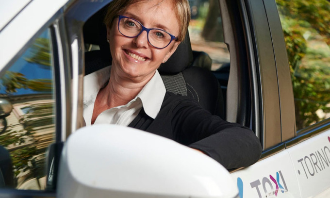 L’emozione della tassista che ha aiutato una giovane cliente a partorire nella sua auto