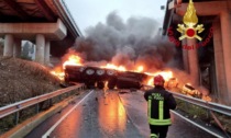 Tir precipita da un viadotto in A1 e prende fuoco: morto il conducente