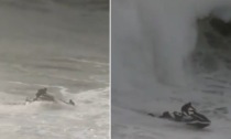 Rischia di essere travolto da un'onda gigantesca: il video del surfista salvato all'ultimo secondo