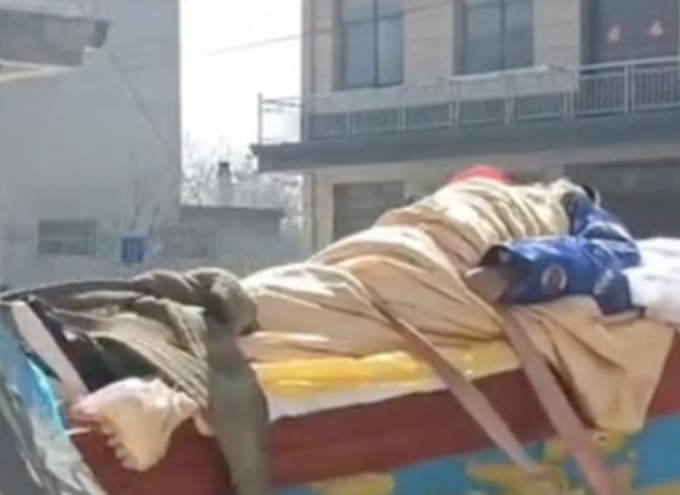 Si finge morto e inscena il suo funerale per vedere chi lo amava: poi riappare come una star