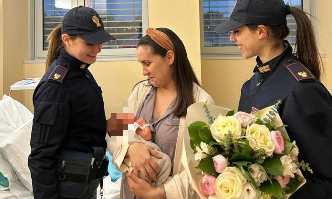 Le si rompono le acque mentre è bloccata nel traffico, scortata in ospedale dalla Polizia