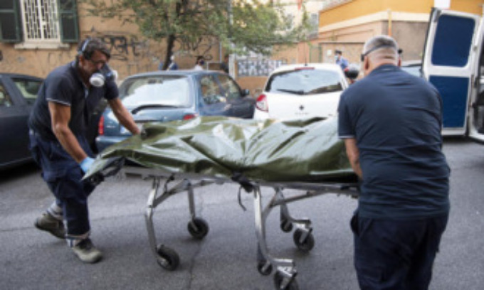 Tiene la mamma morta in casa: “Ho 4 euro sul conto, non posso pagare il funerale”