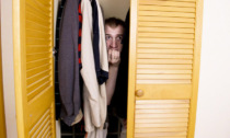 Si nasconde nell'armadio per vedere se la moglie lo tradisce, ma lei è sola (e lo denuncia)