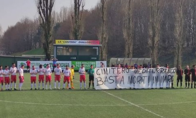 In campo con uno striscione per i morti di Cutro, squadra multata: “Sanzionati per troppa umanità”