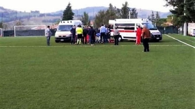 Guardalinee colto da infarto in campo: tre spettatori gli salvano la vita