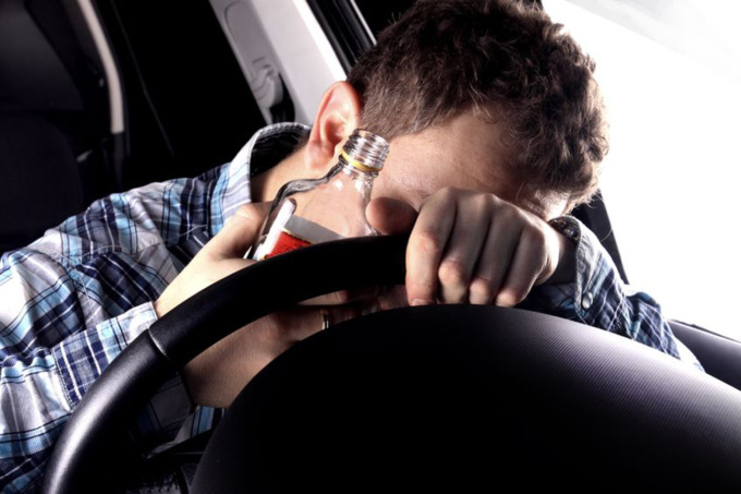 Neopatentati, guida in stato di ebbrezza o da drogati, cellulare al volante: come cambia il Codice della Strada