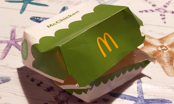 Ordina un panino di McDonald’s togliendo tutti gli ingredienti (anche il pane): ecco cosa gli arriva a casa
