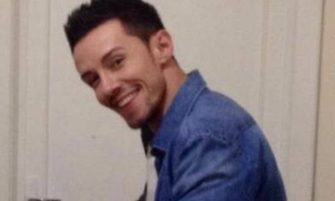 Trovato morto legato al letto di casa: l’ipotesi del gioco erotico, la casa a soqquadro e l’auto sparita