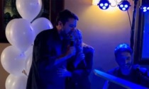 Salvini fa 50 e duetta con la Meloni al karaoke