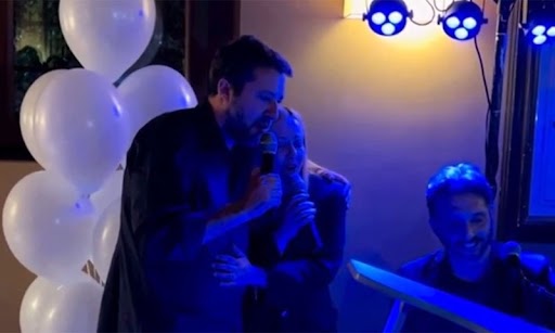 Salvini fa 50 e duetta con la Meloni al karaoke