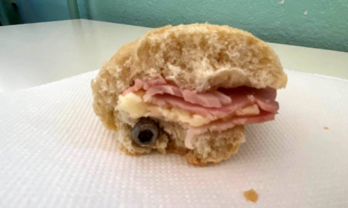 Bullone nel panino a mensa, si dimette l’Ad di Milano Ristorazione: “Ho pensato ai miei figli”