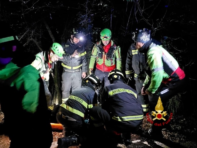 L’auto precipita nel burrone e “chiama” da sola i soccorsi