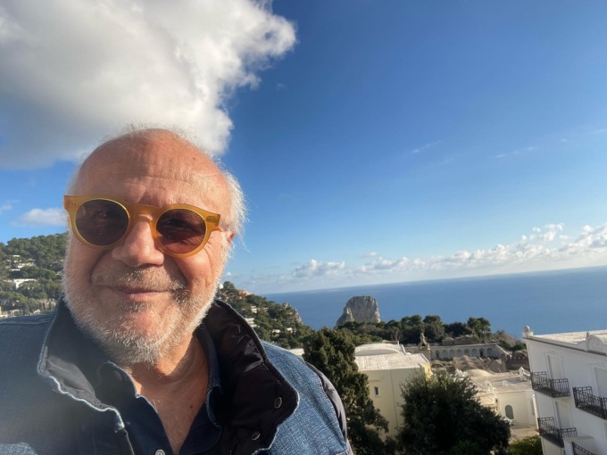 Jerry Calà: dopo la paura per il malore, gli attacchi dei No vax. Lui replica: “Commenti ignobili”