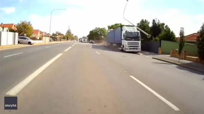 Video shock del tir fuori controllo: solo per miracolo ha evitato una strage