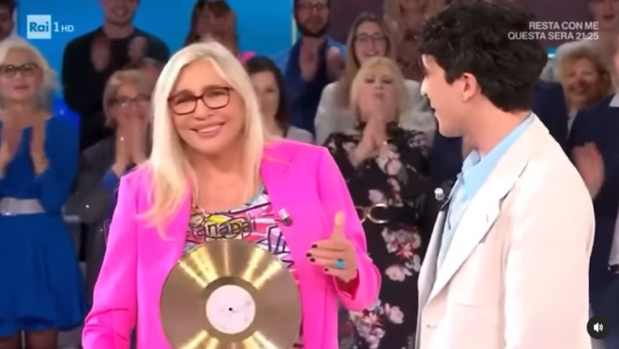 Tananai sorprende ancora: regala un disco d’oro a Mara Venier (e lei si commuove)