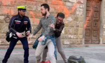 Blitz degli ambientalisti a Firenze, il video del sindaco che li ferma: "Siete dei barbari"