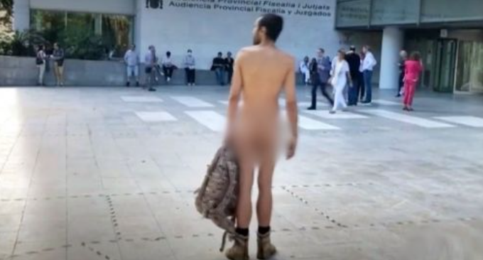 Ritirata multa perché camminava senza vestiti per strada: in Spagna la nudità pubblica è legale