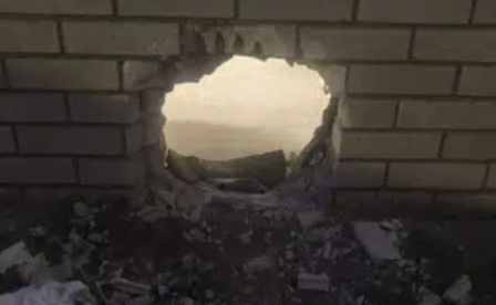 Evadono facendo un buco nella cella, ma si fanno beccare poco dopo al ristorante