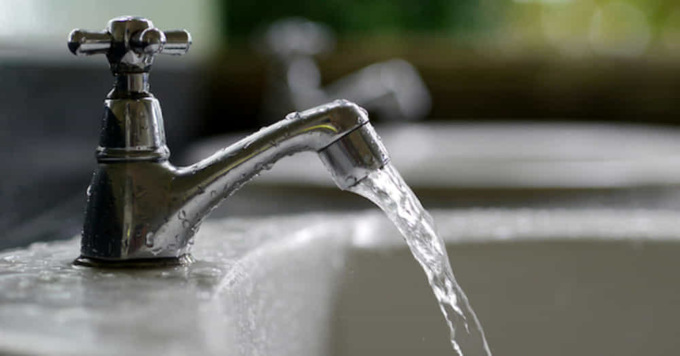 Usa l’acqua del rubinetto per i lavaggi nasali e muore per l’ameba mangia-cervello