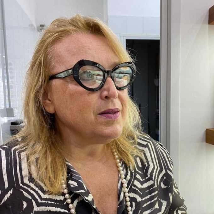 Voti troppo bassi alla figlia, mamma irrompe a scuola per picchiare la prof
