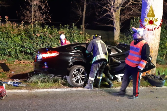 auto contro albero treviso morte due ragazze 17 e 19 anni