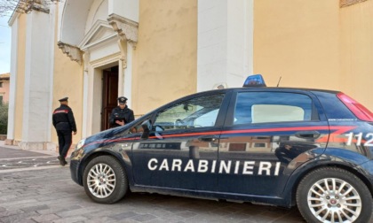 I preti che diventano 007 per smascherare i ladri che rubano in chiesa