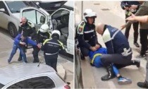 Tre vigili strattonano e bloccano a terra un corriere per un parcheggio: il video