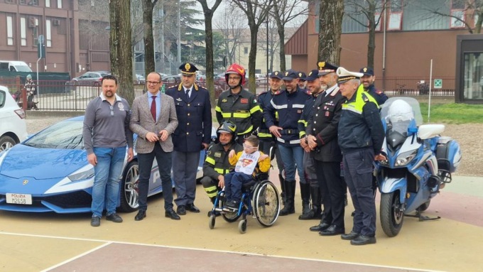 Bimbo affetto da malattia rara: prima dell’intervento lo porta a scuola la Polizia in Lamborghini