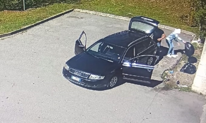 Abbandonano i rifiuti (e non pagano la multa): il Comune gli riporta i sacchi in giardino
