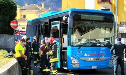 Il bus si muove mentre sta scendendo: conducente muore schiacciato tra la porta e un muro
