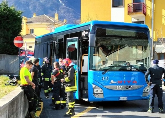 Il bus si muove mentre sta scendendo: conducente muore schiacciato tra la porta e un muro