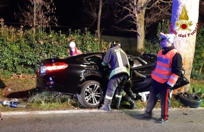 La sfida tra auto e gli amici fuggiti dopo l’incidente: le indagini sulla morte di Eralda e Barbara