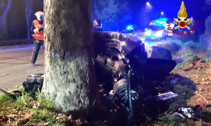 auto contro albero treviso morte due ragazze 17 e 19 anni