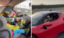 Bambino di 3 anni guida una Ferrari da 500.000 euro: e il papà (parlamentare) fa il video...