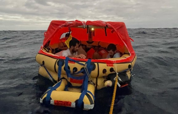 Barca a vela affondata da una balena: l’equipaggio alla deriva per 10 ore su un gommone