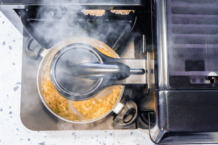 Dove si trova il primo ristorante in cui i piatti vengono cucinati da uno chef-robot