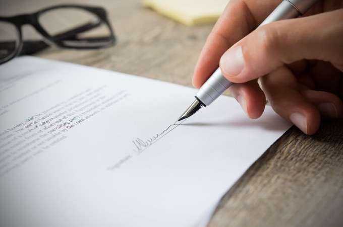Non ti piace la tua firma? C’è chi si fa pagare (profumatamente) per insegnarti a cambiarla