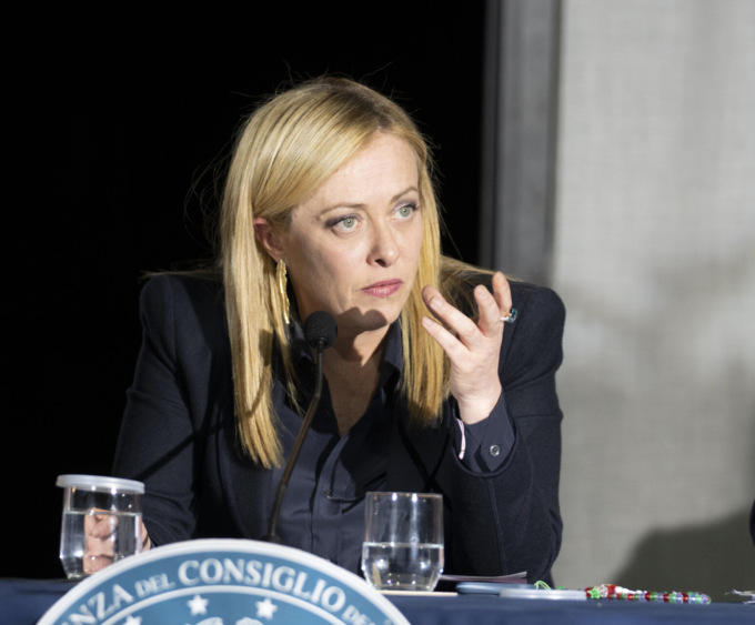 La premier Meloni torna in tv: “Europee, decido all’ultimo. Niente lezioni da chi ha portato le aziende dell’auto all’estero”