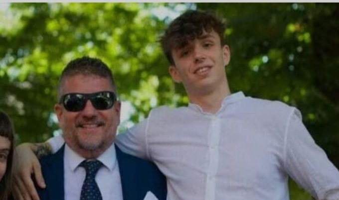 Morto in palestra a 18 anni, la madre ai No vax: “Basta, non aveva neppure fatto il vaccino”