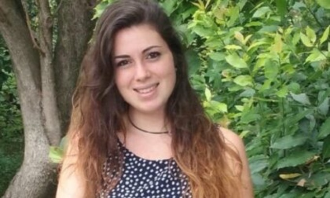 Muore di leucemia a 18 anni. I genitori la curavano con le vitamine: condannati